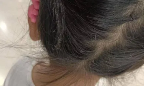 Camera trong nhà ghi lại cảnh tượng bé gái bỏ chạy khi đồ chơi trên tay phát nổ, chỉ vài giây nhưng ai cũng thất kinh