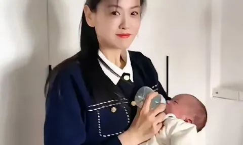 Bà ngoại gây sốt với khoảnh khắc cho cháu sơ sinh ăn sữa, tuổi thật được tiết lộ làm ai cũng khó tin
