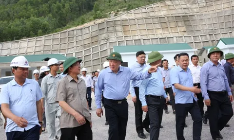 Phó Thủ tướng Thường trực Chính phủ Nguyễn Hòa Bình thị sát, kiểm tra dự án giao thông đoạn Quy Nhơn - Chí Thạnh