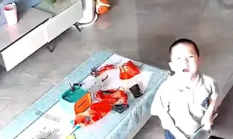 Phụ huynh bận kiếm tiền để con nhỏ ở nhà 1 mình trong tháng nghỉ hè, cảnh tượng trích từ camera khiến mẹ bật khóc