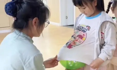 Trường mẫu giáo gây xôn xao khi cho 300 học sinh trải nghiệm "mang bầu", nhìn các bé khệ nệ bê bụng ăn, ngủ mà thương