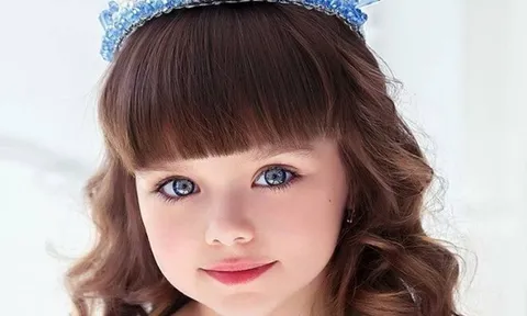 Bé gái nổi tiếng thế giới bị người lạ làm phiền vì quá xinh đẹp, 10 năm sau dậy thì xong nhan sắc thay đổi lớn