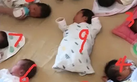 3 cô con gái sinh 3 cùng lúc, bà ngoại một mình chăm 9 cháu sơ sinh, ai nhìn cũng choáng