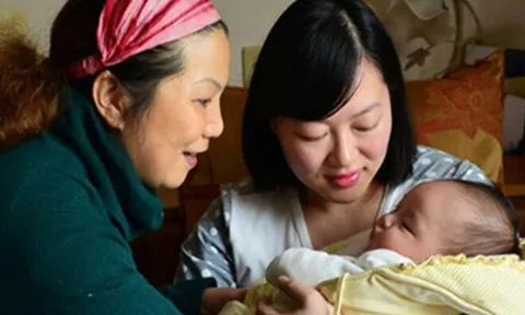 Mẹ chồng được con trai tặng điện thoại để trả công chăm cháu, con dâu phản ứng hỗn, nói mời bà về quê ngay trong đêm