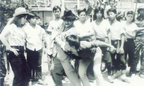 Bố ruột Lý Hùng: "Ông vua võ thuật" thách đấu cả Lý Tiểu Long, cầu hôn vợ khi bà lao lên sàn đấu bênh vực