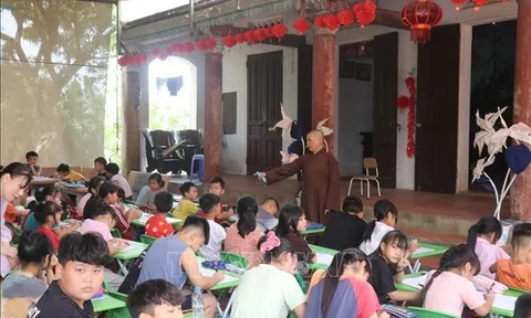 Mầm tri thức nảy nở từ lớp học chữ, rèn người miễn phí nơi cửa thiền