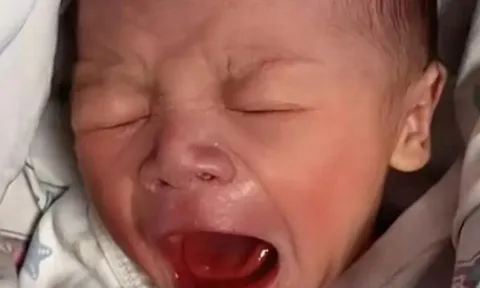 Mẹ bật khóc vì con chào đời quá xấu xí, 4 năm sau đứa trẻ đẹp như em bé lai, làm mẫu nhí đắt show