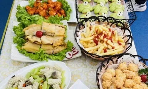 Cô giáo chụp ảnh cơm trưa ở trường mẫu giáo gửi vào nhóm lớp, hội phụ huynh kéo nhau đến trường đòi gặp hiệu trưởng