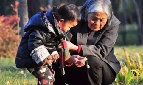 Nghỉ hè gửi con về quê cho bà nội chăm, lúc gọi hỏi thăm mẹ "điếng người" khi thấy con có biểu hiện lạ