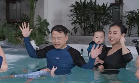 Phương Oanh - Shark Bình khoe cặp song sinh hơn 1 tuổi đã biết nổi trên mặt nước, quý tử Jimmy bản lĩnh hệt bố
