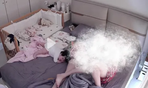 Cặp bố mẹ ôm nhau ngủ say không hay biết gì, con gái 5 tháng tuổi suýt nguy kịch