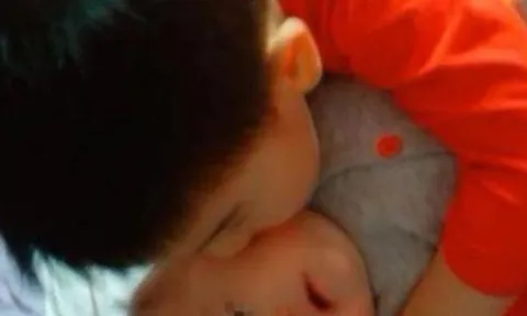 Người mẹ phát hiện con 1 tuổi cứ được anh trai bế là khóc thét, lúc kiểm tra cơ thể đứa trẻ, mẹ mới tá hoả