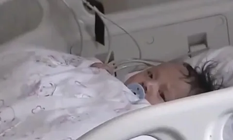 Bé 5 tháng tuổi không đi tiểu trong 20 giờ, bị sưng khắp người, bác sĩ phát hiện nguyên nhân đến từ bữa ăn hàng ngày