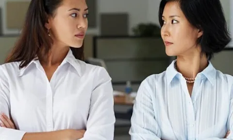 Sinh nhật cháu, bà ngoại tặng 1 triệu, bà nội mang tới một cuốn sổ đỏ, tôi ôm con về nhà mẹ đẻ