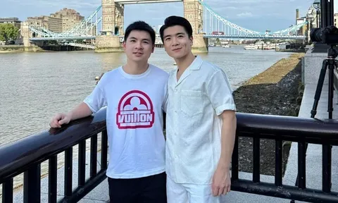 Chồng Đỗ Mỹ Linh cùng anh trai ruột về thăm nơi ngày xưa du học, cách nhau 6 tuổi mà giống song sinh