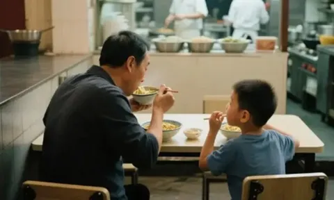Bố và con trai vào cửa hàng chỉ gọi 1 bát mì, vừa rời đi, ông chủ tiên đoán một câu về tương lai của người cha