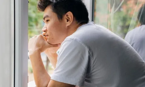 Bố vợ ở quê lên chơi mang theo 2 con gà, ngày về bị bắt gặp cảnh lén mở ví con rể