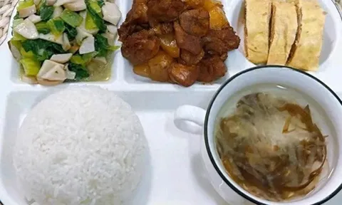 Đóng 36 nghìn đồng bữa trưa cho con ở trường mẫu giáo, phụ huynh “choáng” khi nhìn thấy đồ ăn cô giáo gửi