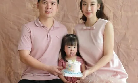 Chồng chủ tịch nhà Đỗ Mỹ Linh mừng sinh nhật "bình rượu mơ", ái nữ nay cực xinh đã biết giành bố Quang với mẹ