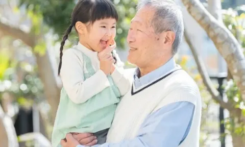 Về quê đón con, bố chồng dúi vào tay con dâu túi quà bự, vừa nhìn thấy thứ đồ bên trong tôi vứt ngay sọt rác