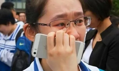 Chi 1,7 tỷ cho con học thêm, bố mẹ bật khóc khi con trượt đại học, nhìn đứa trẻ được Thủ khoa mà hối hận