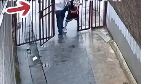 Bé gái tiểu học bất ngờ bị một người đàn ông lạ kéo lê trên đường, đoạn camera ghi lại cảnh tượng khiến ai cũng hoảng