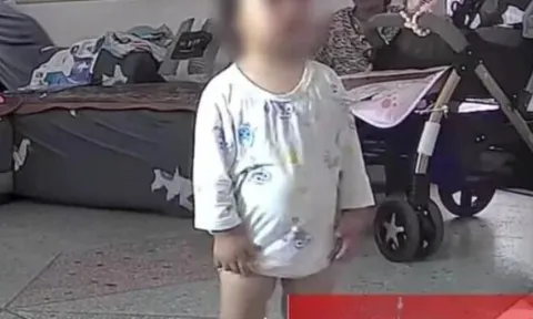 Người mẹ đi làm xa nhà gửi con cho bà, xem camera thấy đứa trẻ thường xuyên run rẩy, sự thật đau lòng