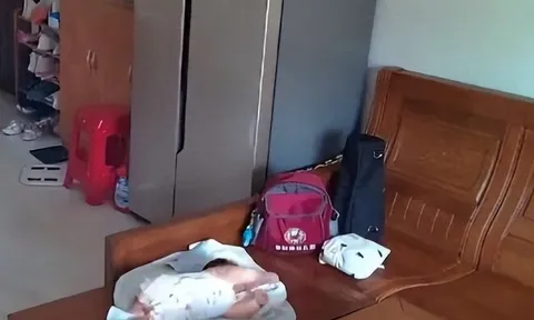 Tăng ca mẹ gửi con 3 tháng tuổi cho bà chăm, lúc kiểm tra camera thấy cảnh tượng hãi hùng ở phòng khách