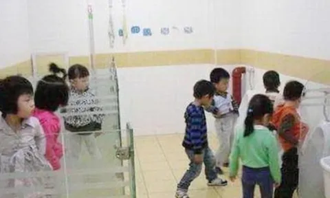Cô giáo mầm non đăng ảnh trẻ vào nhóm lớp, phụ huynh tức giận kéo đến trường khi nhìn cảnh tượng ở nhà vệ sinh