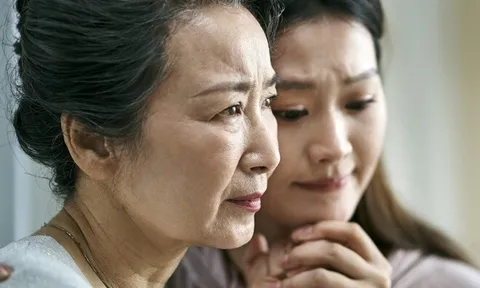 Mẹ vợ ở quê đi từ 5h sáng mang thịt lợn lên cho cháu, nhìn mâm cơm con rể nấu mà nghẹn ngào