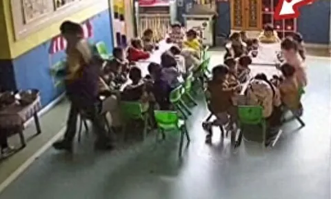 Con gái 3 tuổi bị bỏ đói, mẹ đến trường mẫu giáo kiện, phản ứng của cô giáo gây phẫn nộ