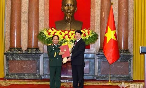 Chủ tịch nước trao Quyết định thăng quân hàm; cấp bậc hàm Đại tướng, Thượng tướng đối với sĩ quan Quân đội và Công an