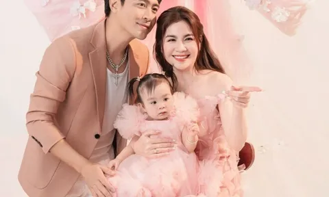 Kha Ly đợi 9 năm mới được dọn tiệc thôi nôi cho con, khoe ái nữ mắt to tròn xinh xắn như búp bê
