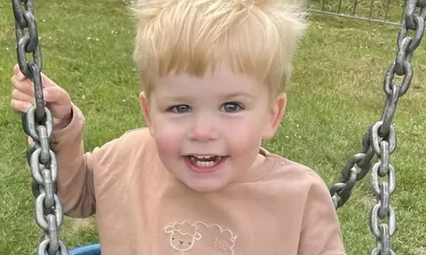 Cô giáo gửi ảnh con trai ở trường, mẹ bỗng phát hiện mắt con 2 màu, đưa vào bệnh viện bác sĩ bắt phẫu thuật gấp