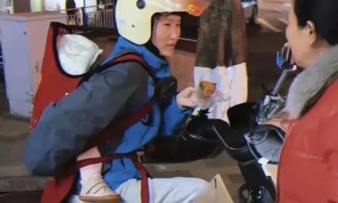 Bức hình chụp nữ tài xế shipper đi giao hàng đêm mưa “gây sốt” cõi mạng, nhìn phía sau lưng nhiều người xót xa