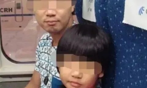 Bố đưa con gái đi vệ sinh nhưng 30 phút không thấy ra, nhân viên nổi giận khi phá cửa