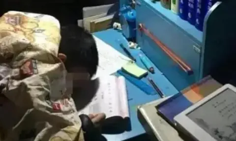 Con trai học đến nửa đêm, kêu mệt mẹ vẫn không cho đi ngủ và cái kết đẫm nước mắt