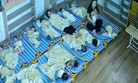 Em bé đang ngủ trưa ở lớp thì bật dậy khóc vì nhớ mẹ, hành động ấm áp của cô giáo khiến ai cũng xúc động