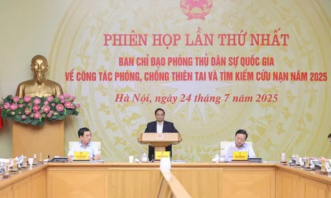 Thủ tướng: Phải bằng mọi cách tiếp cận những nơi bị chia cắt do bão lũ, thiên tai