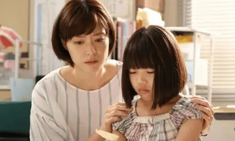 Cháu về quê nghỉ hè sau kỳ thi tốt nghiệp, tình cờ thấy cảnh ông bà nội trong bếp, đứa trẻ thất thần bỏ đi