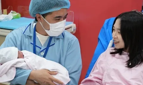 Con rể Xuân Hinh vừa đón bé đầu lòng liền thuê 2 người để giúp việc mẹ vợ, muốn bà xã an nhàn sau sinh