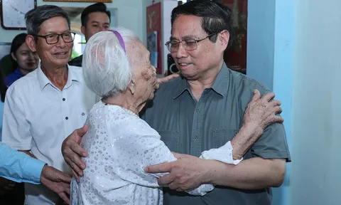 Thủ tướng thăm Mẹ Việt Nam anh hùng, dâng hương tại Thành cổ Quảng Trị và Nghĩa trang Đường 9