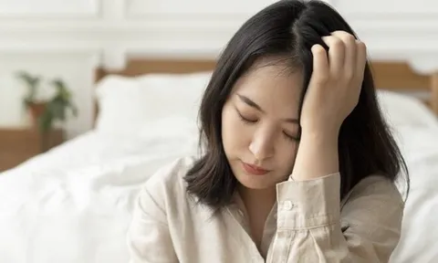 Mẹ chồng dẫn 10 khách về nhà bảo con dâu tiếp đón, con dâu cười tươi bưng mâm cơm lên, bà tái mặt