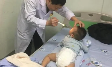 Bé 7 tháng tuổi bị liệt nửa người, mẹ suy sụp khi nghe bác sĩ nói nguyên nhân do thói quen của bà nội