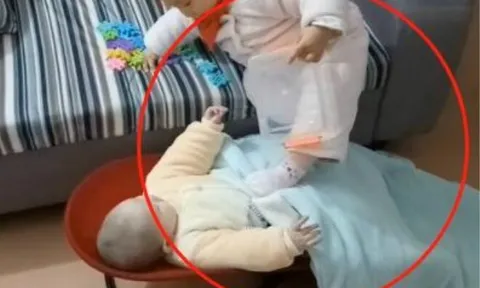 Chỉ 1 phút lơ là, người mẹ bật khóc khi chứng kiến cảnh con gái lớn bạo hành em sơ sinh