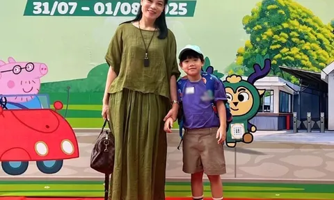 Con trai thứ 3 nhà NSND Xuân Bắc được mẹ dắt tay trong ngày đầu đi học, lên 7 tuổi ngoại hình rõ tuấn tú