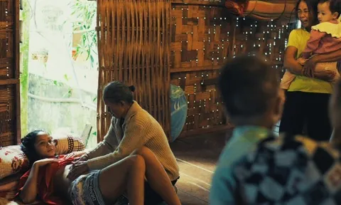 Sao Việt 24h: Chồng H'Hen Niê lo lắng cảnh vợ mang thai nhưng em bé cứ "lộn mèo", phải tìm bà đỡ đến nhà nắn bụng