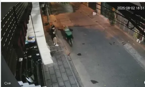 Vụ cô gái bị người đàn ông mặc áo xe ôm công nghệ cướp giật điện thoại ở Hà Nội: Clip dài 11 giây tiết lộ toàn bộ sự việc
