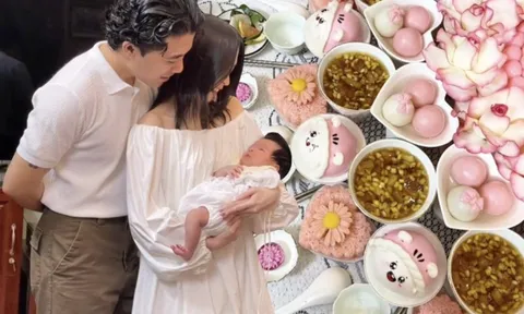 NSƯT Xuân Hinh mừng đầy tháng cháu ngoại trong cơ ngơi chục tỷ, khoe cảnh cùng ông bà sui gia bế bồng "cục vàng"