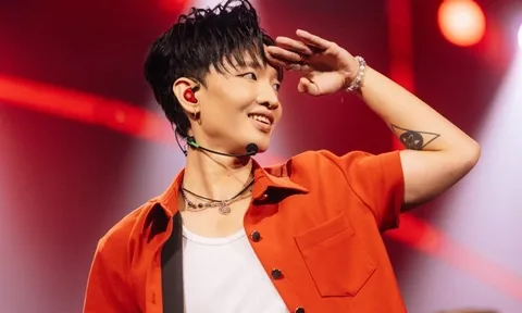 Hoàng Dũng hát nhảy liên tục 3,5 tiếng, trình diễn hơn 30 ca khúc trong concert "Xoay tròn"